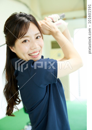 打高爾夫球的女人 101601591