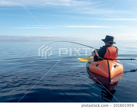 用浮筏釣魚的人 101601959