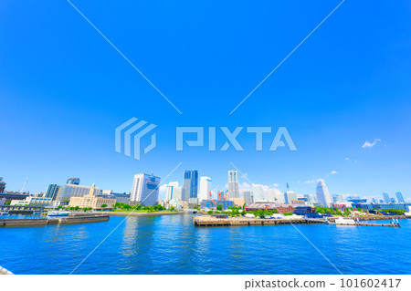 [Kanagawa Prefecture] Sightseeing in Minato Mirai on a refreshing blue sky holiday in May 101602417
