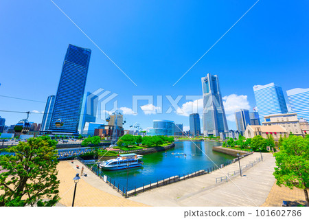[Kanagawa Prefecture] Sightseeing in Minato Mirai on a refreshing blue sky holiday in May 101602786