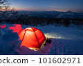 冬天黃昏的雪山和帳篷 101602971