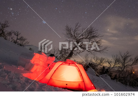 冬天雪山帳篷和星空 101602974
