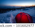 冬天日出雪山和帳篷 101602977