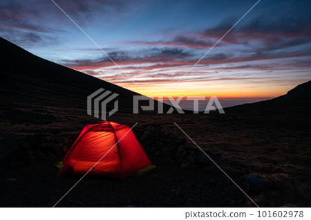 夕陽下的山間帳篷 101602978