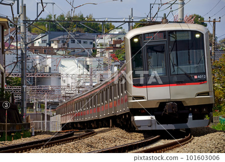 Tokyu 5000 series train (wide) departing from Kikuna Station 101603006