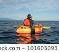 一個在海中用筏子釣魚的人 101603093