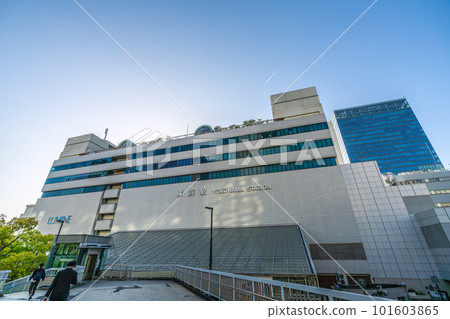 Yokohama cityscape in Japan Yellow sand flying. The sky was cloudless, but it looked like it was covered in haze. Yokohama Station and contrails…=April 13 101603865