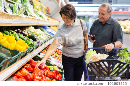 husband and wife choose quality pepper 101605213