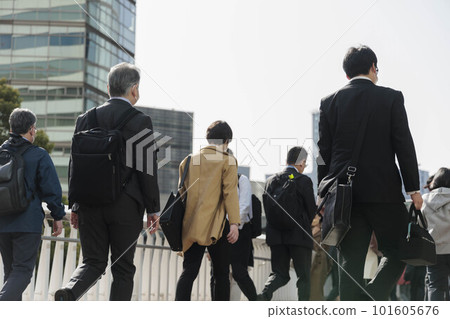 早上上下班的商人的背影 早上上下班的商人的背影 101605676
