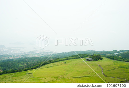 A port town seen from a hill 101607100