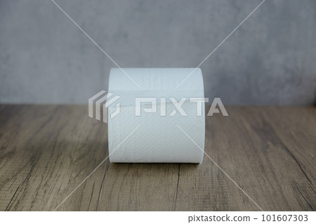 一張木桌上的衛生紙 101607303