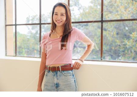 站在窗邊的日本女人 站在窗邊的日本女人 101607512