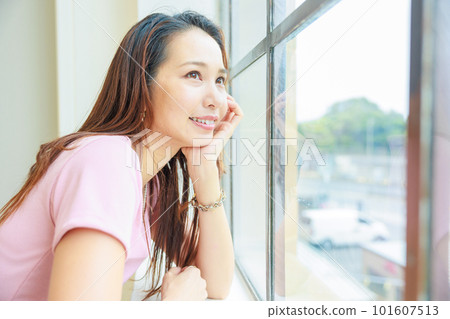 美麗的日本女人望著窗外,打開咖啡館,微笑 美麗的日本女人望著窗外,打開咖啡館,微笑 101607513