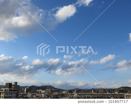 藍天白雲飄浮 101607717