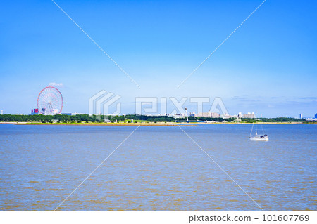 A view of Kasai Rinkai Park from the sea [a metropolitan park in Tokyo] 101607769
