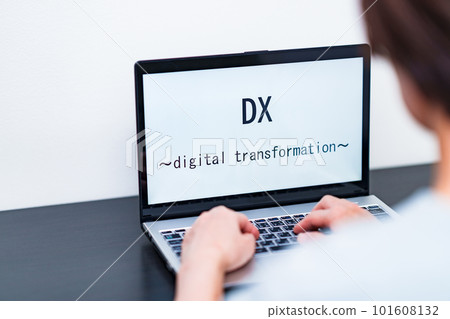 Re-learning DX through re-skilling [Image of human resource development] 101608132