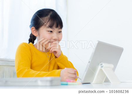 孩子們上網課 101608236