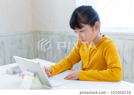 children taking classes online 101608238
