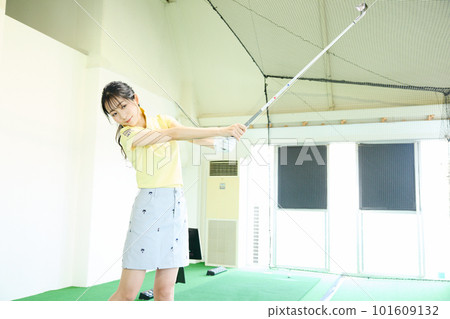 打高爾夫球的女人 101609132