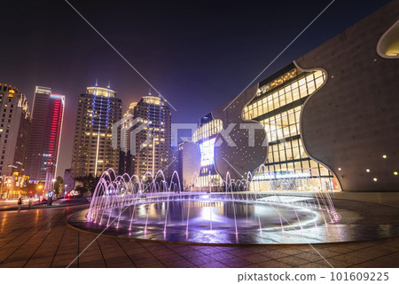 The large area of park space in front of the National Taichung Theater in Taiwan and the landscape of modern buildings on both sides. 101609225