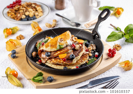 Pancakes with berries 101610337