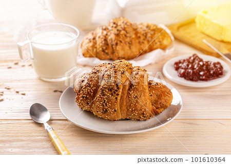Multigrain croissant sprinkled with seeds Multigrain croissant sprinkled with seeds 101610364