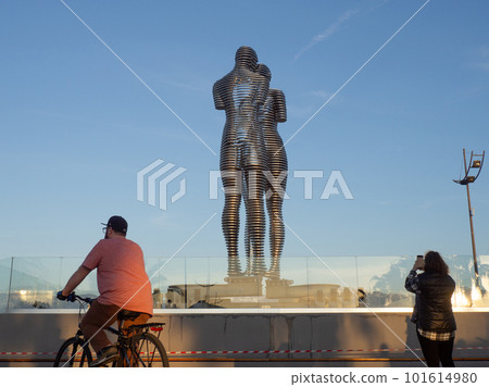 Monument to Ali and Nino in Batumi. Metal construction. An interesting monument. Engineering building. 101614980