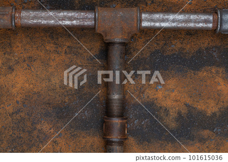 Rusty valve pipes on rusty metal wall 101615036