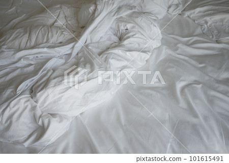 messy bed in early morning , messy bed after waking up messy bed in early morning , messy bed after waking up 101615491