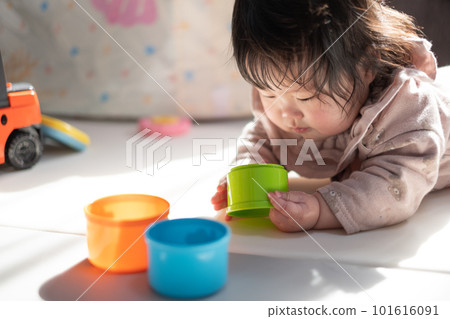 Baby playing with toys Baby playing with toys 101616091