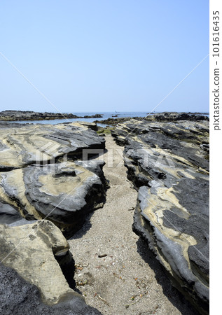 與潮汐的岩石岸海邊雕塑 101616435