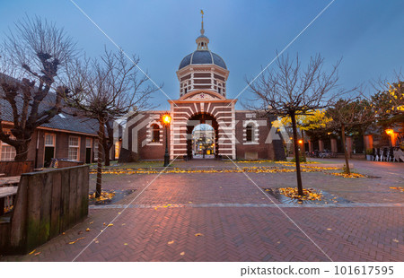 The old city gate Morspoort in Leiden at sunrise. 101617595