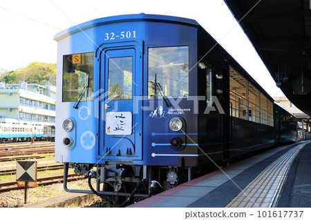 [JR四國]菊葉32型“里惠組之風”～吉野川愛電車～（德島線：德島站） 101617737