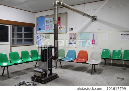 Waiting room at an unmanned station: chimney stove (Asahikawa, Hokkaido) 101617799