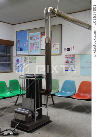 Waiting room at an unmanned station: chimney stove (Asahikawa, Hokkaido) Waiting room at an unmanned station: chimney stove (Asahikawa, Hokkaido) 101617801