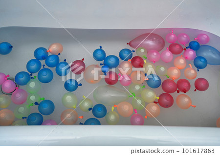 在球池裡玩球 在球池裡玩球 101617863