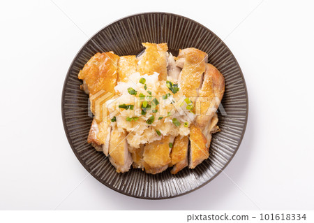 Crispy fried chicken with grated daikon radish and ponzu sauce Crispy fried chicken with grated daikon radish and ponzu sauce 101618334