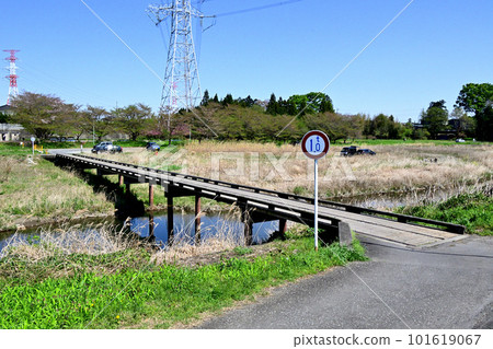 Tawame Tenjin Bridge is a submerged bridge over the Koma River that flows through the city of Sakado. 101619067