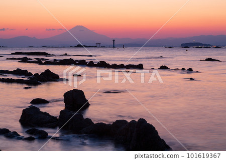 從葉山鎮的海灘看傍晚的富士山 從葉山鎮的海灘看傍晚的富士山 101619367