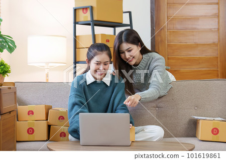 Small businesses SME owners and partnership entrepreneurs check online orders to prepare to pack the boxes, sell to customers, sme business ideas online Small businesses SME owners and partnership entrepreneurs check online orders to prepare to pack the boxes, sell to customers, sme business ideas online 101619861