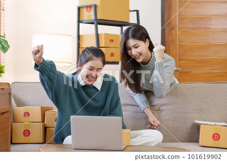 Small businesses SME owners and partnership entrepreneurs check online orders to prepare to pack the boxes, sell to customers, sme business ideas online Small businesses SME owners and partnership entrepreneurs check online orders to prepare to pack the boxes, sell to customers, sme business ideas online 101619902