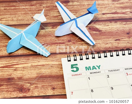 May calendar and paper airplane folded with origami (GW travel / travel) May calendar and paper airplane folded with origami (GW travel / travel) 101620057