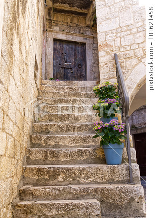 Narrow street with stone houses. Old houses and old narrow alley in Trogir, Croatia, Europe 101621458