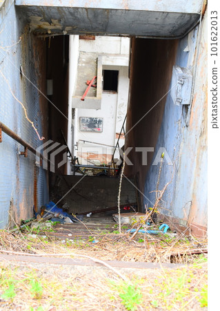 Decayed building 101622013
