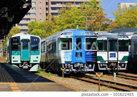 [JR 四國] 1500 型和 Kiha 185 系列 ~ Ai Yoshinogawa 卡車 ~ 和 Kiha 185 系列“Muroto”（德島站） 101622485
