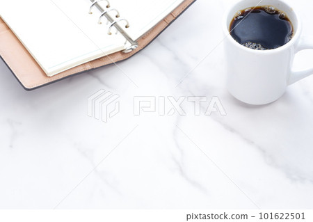 一邊喝咖啡，一邊打開系統筆記本思考工作安排 101622501