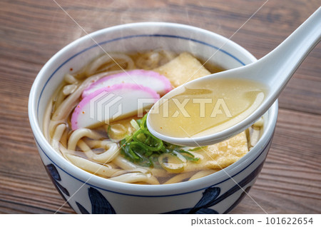 用蒸汽加熱的烏冬面 用蒸汽加熱的烏冬面 101622654