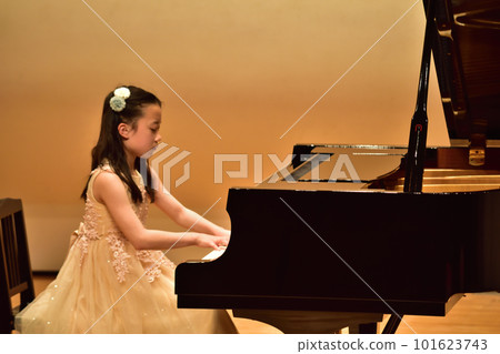2023年演奏會上彈鋼琴的少女（中學生） 101623743