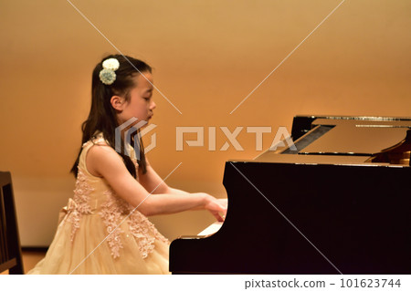 2023年演奏會上彈鋼琴的少女（中學生） 101623744