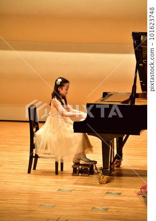 2023年演奏會上彈鋼琴的少女（中學生） 101623748